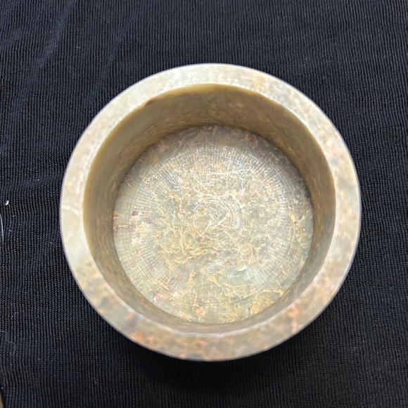 Vintage soap stone small round trinket box with floral inlays. - Picture 6 of 6